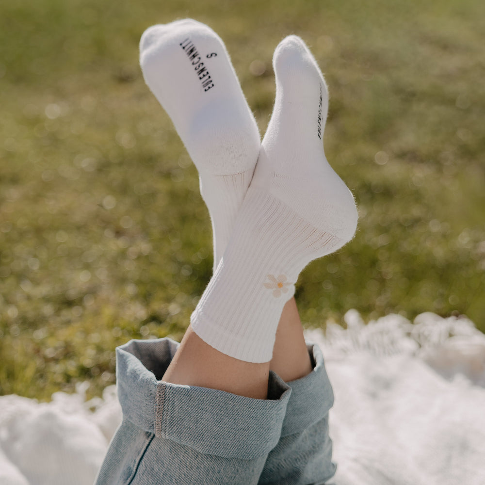 Weiße Socken mit Daisy-Detail und Eulenschnitt Schriftzug lässig kombiniert mit Jeans