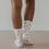 Weiße Eulenschnitt Socken mit roten Herzen in der Rückansicht.