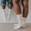 Weiße Eulenschnitt Socken mit roten Herzen für Erwachsene und Kinder.