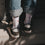 Eulenschnitt Kids Socken mit roten Herzen in der Rückansicht, getragen zu Jeans und Sneakern.