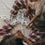 Familie trägt weiße Eulenschnitt Socken mit grünen Tannen zur Weihnachtszeit