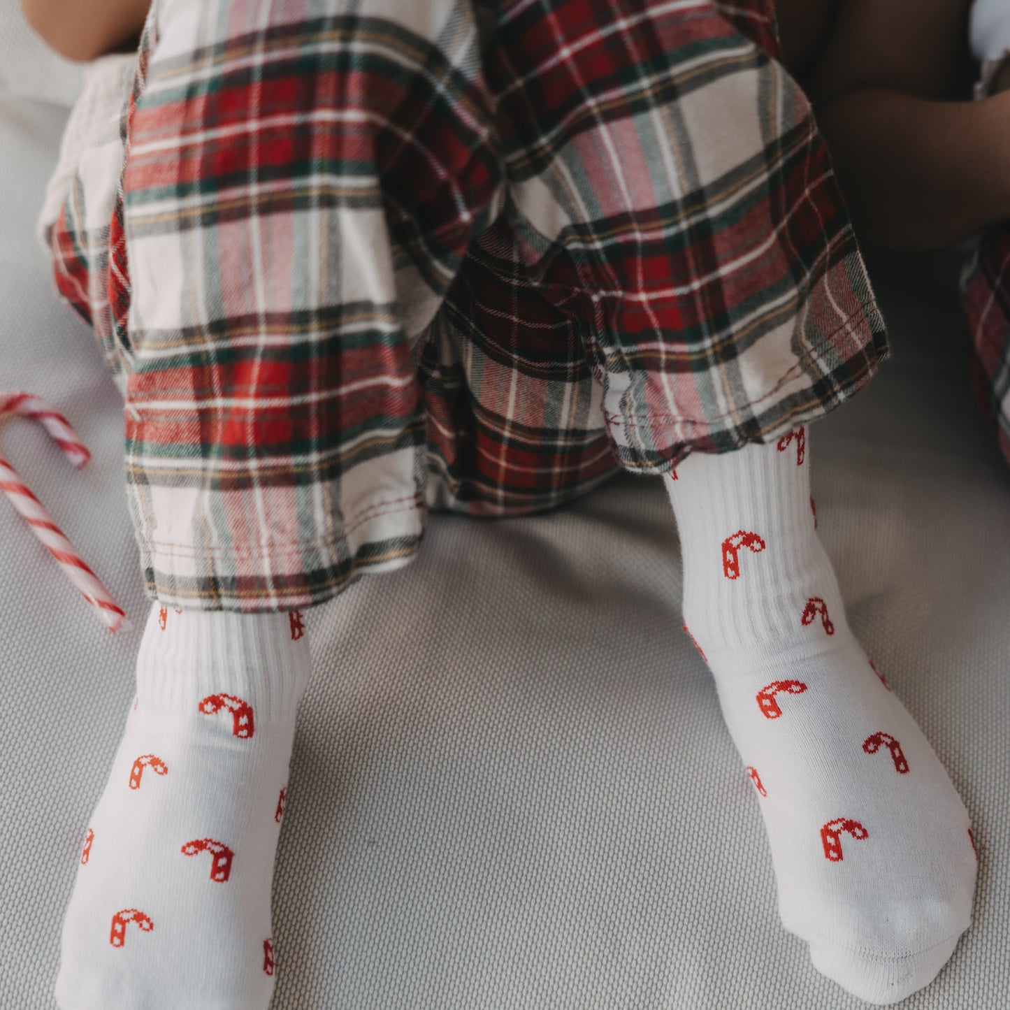 Weiße Kids Socken mit roten Zuckerstangen von Eulenschnitt