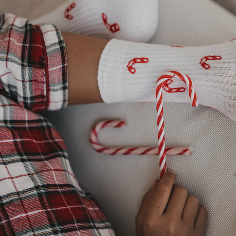 Nahaufnahme der Kids Socken mit Zuckerstangen und Weihnachtsnascherei
