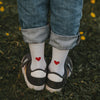 Weiße Kids Socken mit rotem Herz von Eulenschnitt zu Sneakern