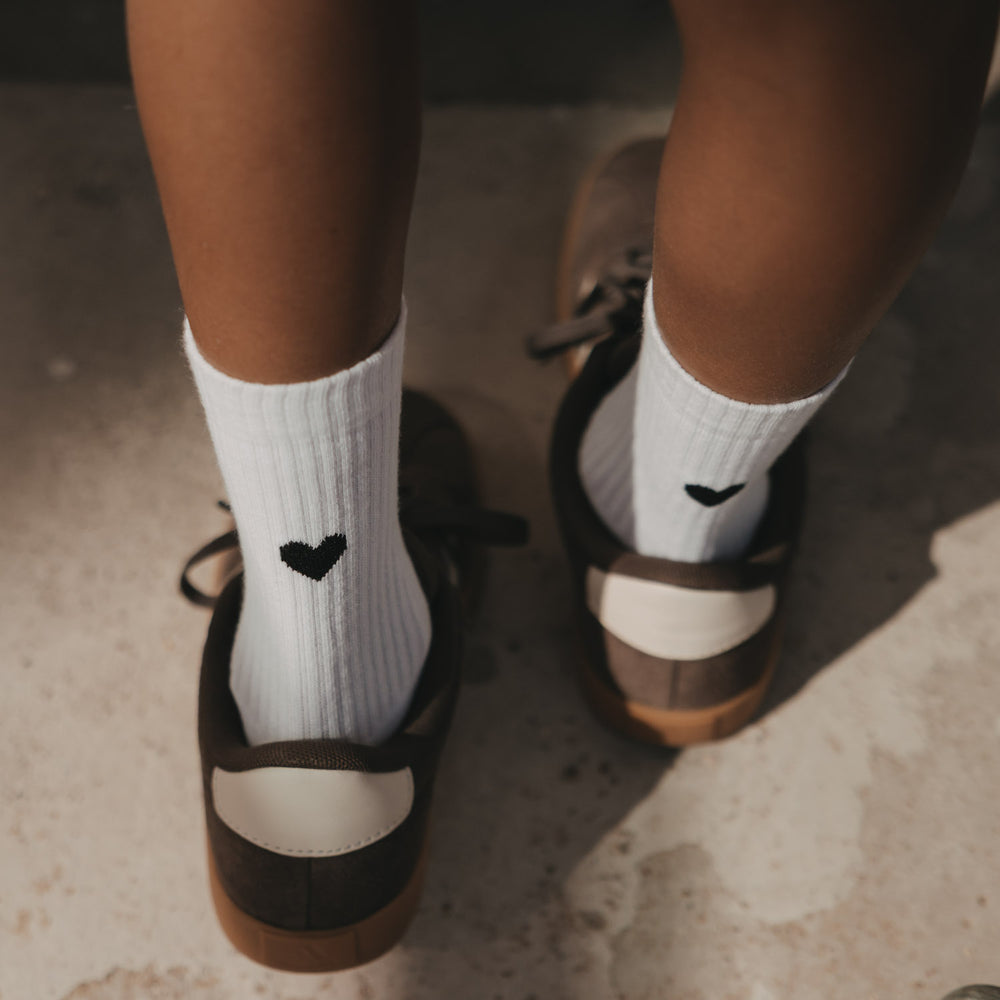 Kids Socken Herz schwarz von Eulenschnitt in Nahaufnahme