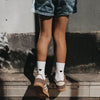 Kids Socken mit schwarzem Herz zu Jeansshorts und Sneakern