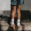 Kids Socken mit schwarzem Herz zu Jeansshorts und Sneakern