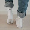 Kids Socken Easy Peasy in Weiß zu hochgekrempelter Jeans.