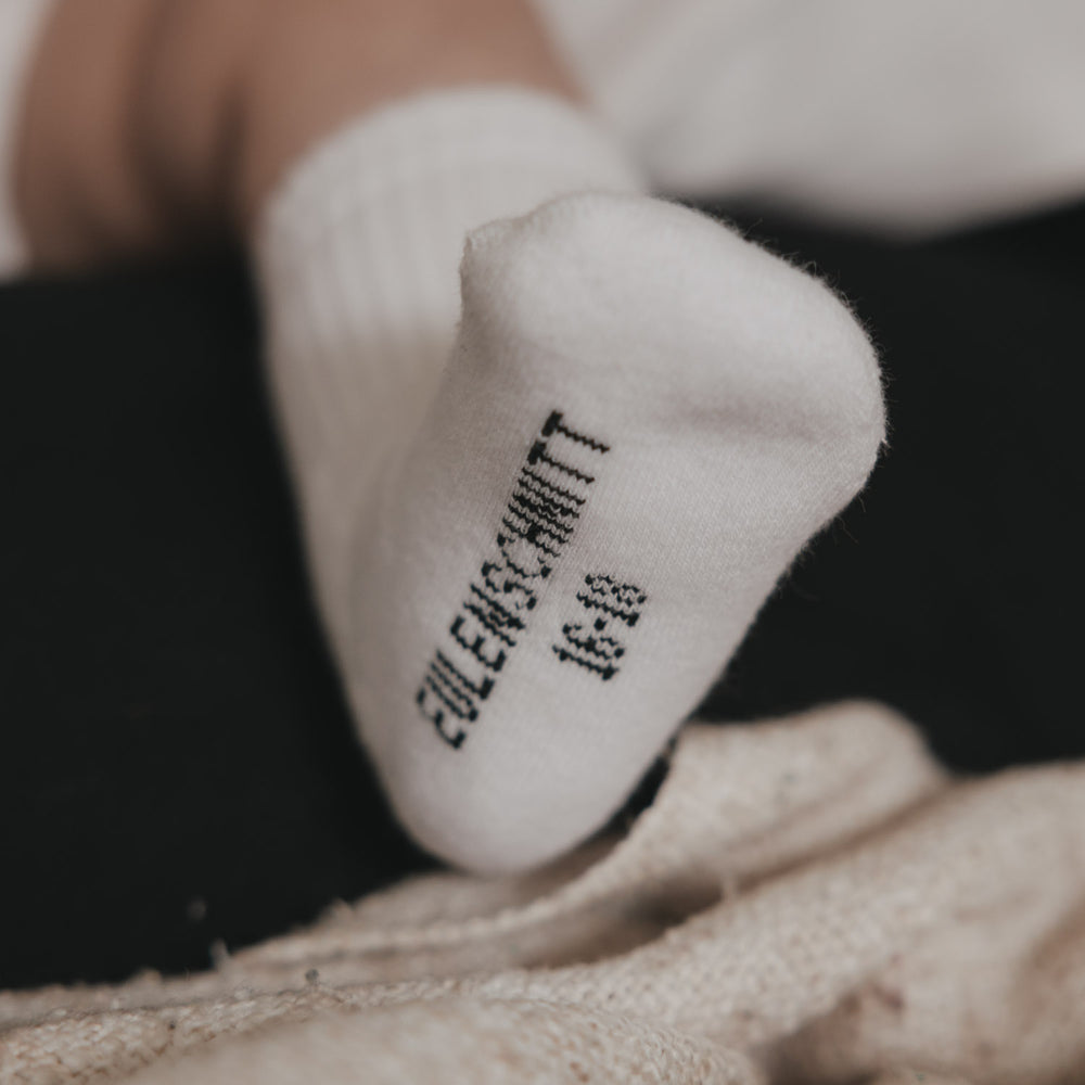 Detailansicht rutschfeste Baby Socken mit Schrift „Eulenschnitt“, weiche Baumwolle