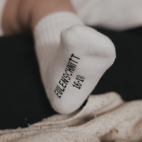 Detailansicht rutschfeste Baby Socken mit Schrift „Eulenschnitt“, weiche Baumwolle