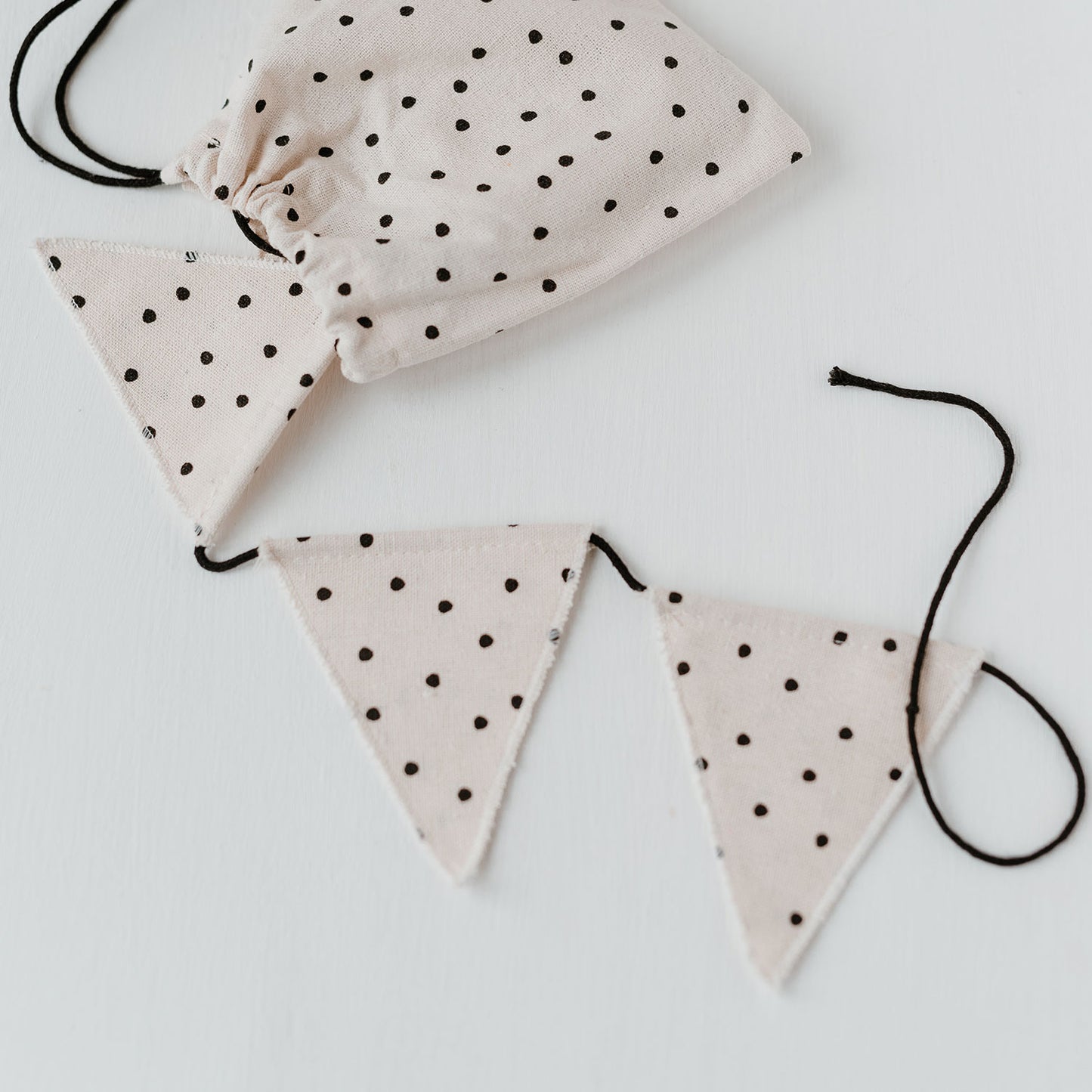 Guirlande de fanions à pois en tissu