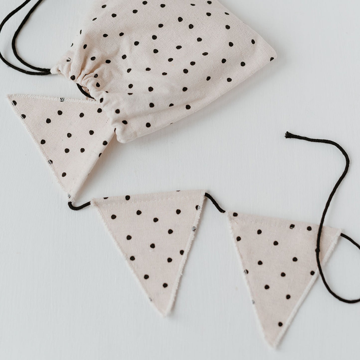 Guirlande de fanions à pois en tissu