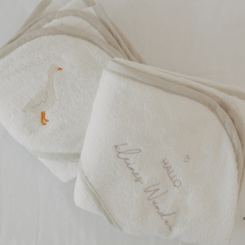 Baby Kapuzenhandtuch mit Gans Motiv und Schriftzug Kleines Wunder