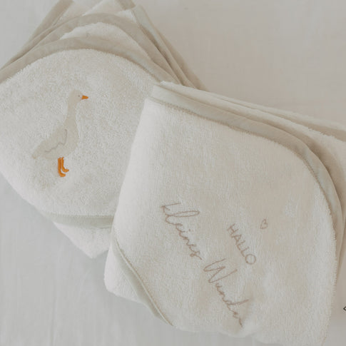 Baby Kapuzenhandtuch mit Gans Motiv und Schriftzug Kleines Wunder