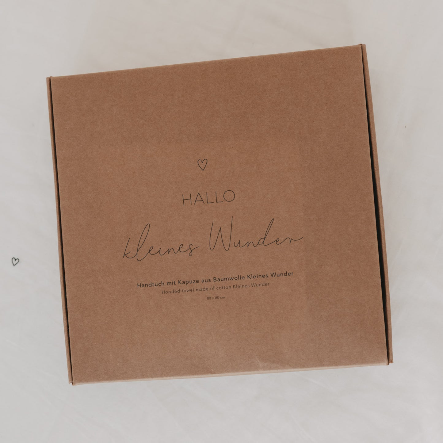 Geschenkbox Kapuzenhandtuch Hallo kleines Wunder aus Baumwolle in schlichter Kraftpapierverpackung