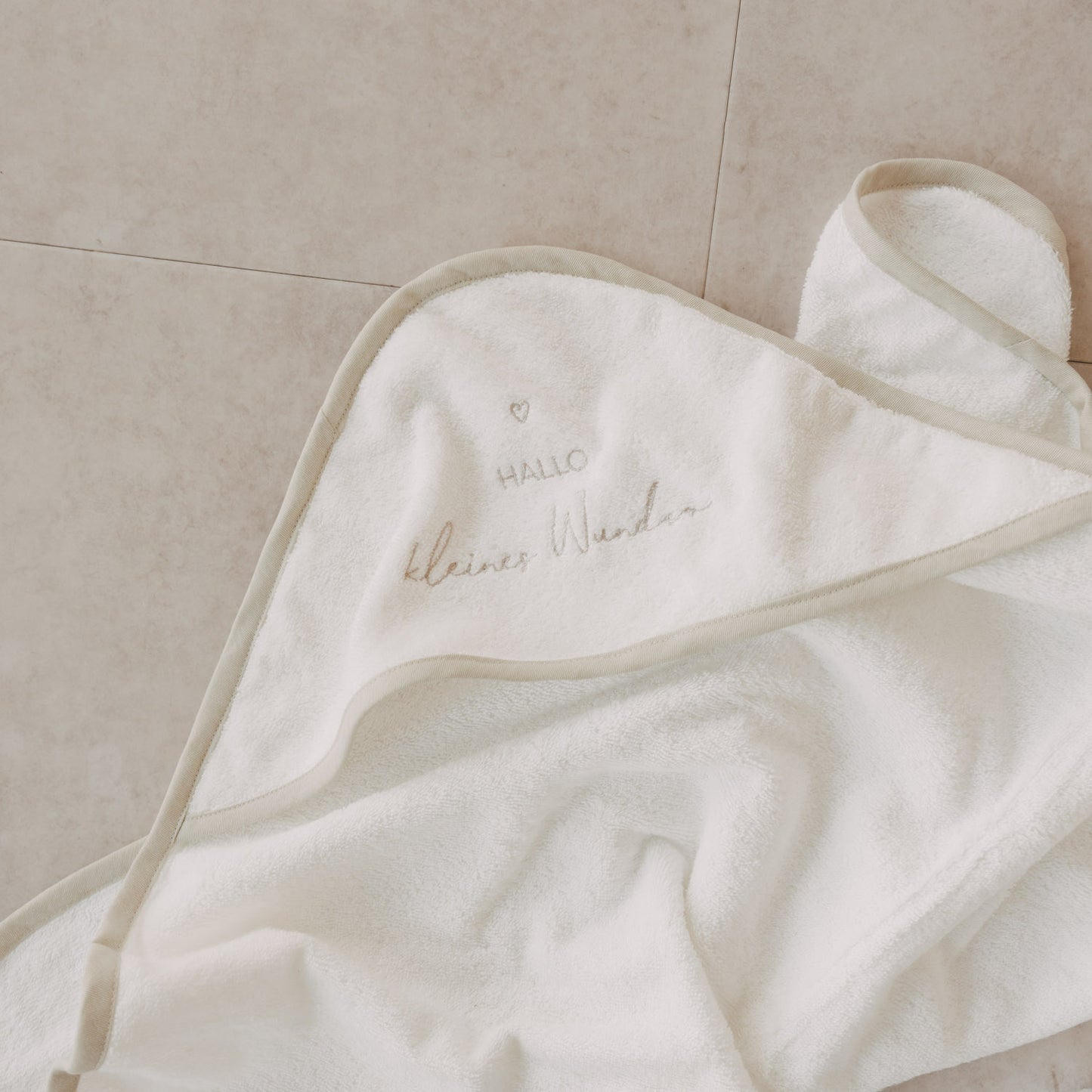 Weiches Kapuzenhandtuch Baby mit Stickerei Hallo kleines Wunder aus Baumwolle