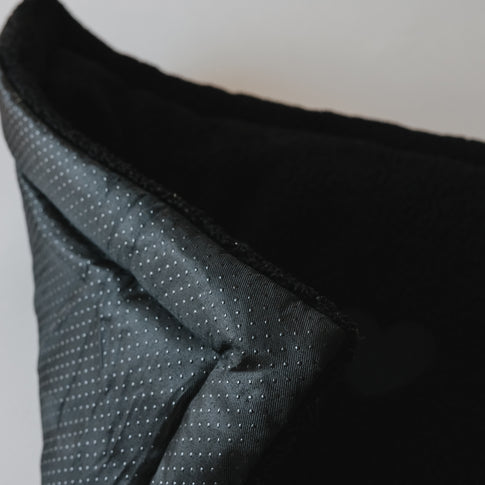 Detail Hundedecke schwarz mit rutschfester Unterseite und weichem Stoff