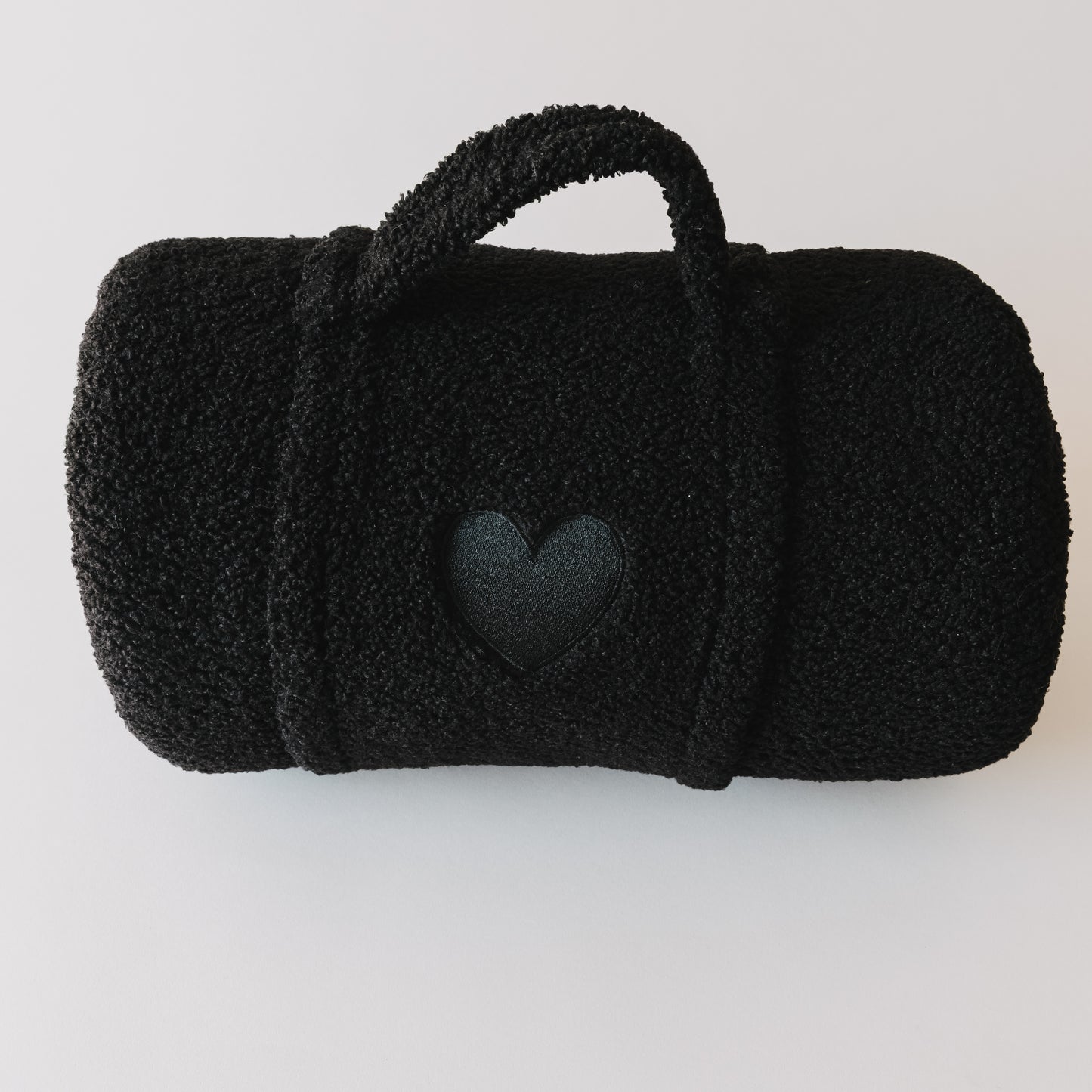 Schwarze Hundedecke mit Griff und Herz-Detail, minimalistisch freigestellt