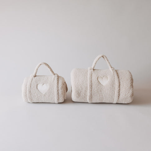 Zwei Hundedecken in Creme in unterschiedlichen Größen mit Herzmotiv