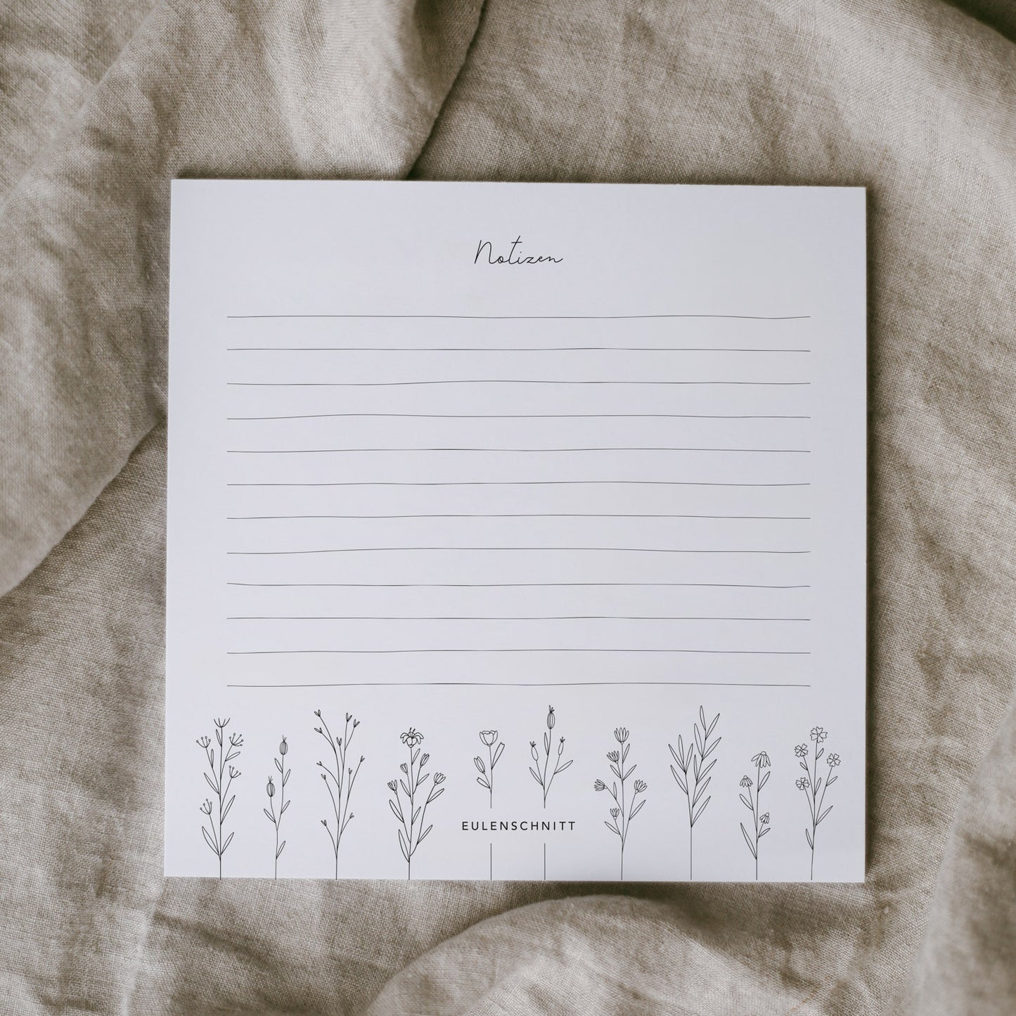Notizblock mit Linien und feinen Blumenillustrationen aus dem 3er Set „Nimm dir Zeit“ im quadratischen Format.