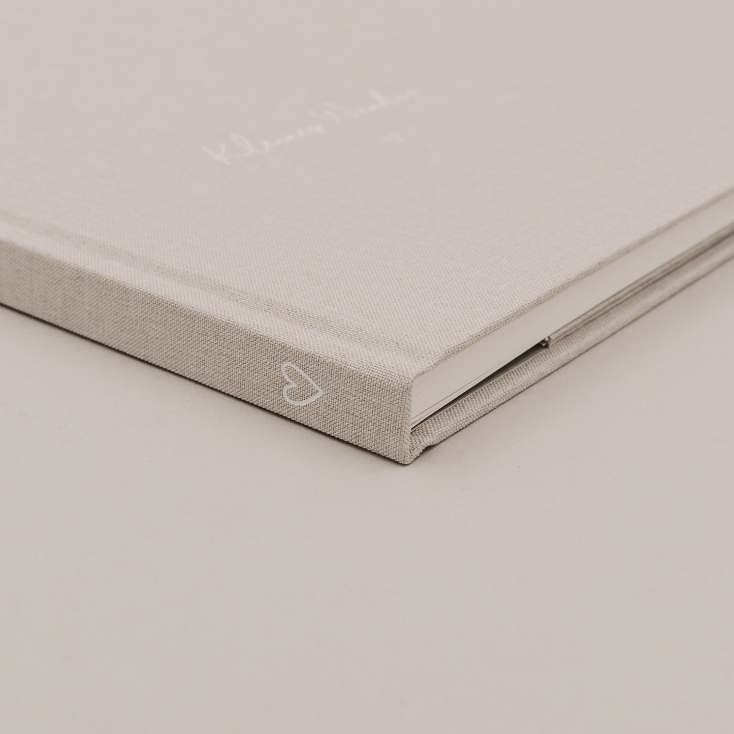 Detailansicht des beige gebundenen Schwangerschaftstagebuchs „Kleines Wunder“.