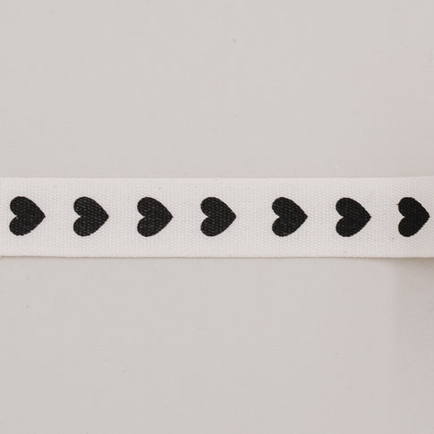 Detailansicht Geschenkband mit schwarzen Herzmotiven aus Baumwolle