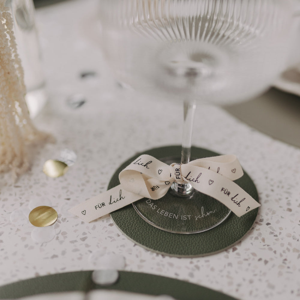 Sektglas mit Schleife aus Geschenkband „Für dich“ auf Untersetzer.