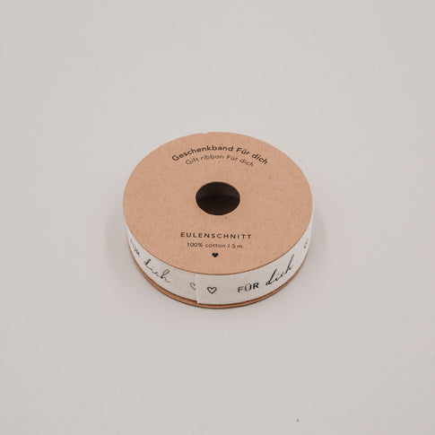 Geschenkband „Für dich“ auf Rolle aus Kraftpapier, Baumwollband mit Herzen und schwarzer Schrift.