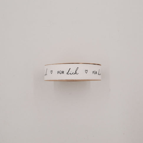 Geschenkband „Für dich“ auf Rolle, klare Sicht auf das Design mit Herzen und eleganter Schrift.