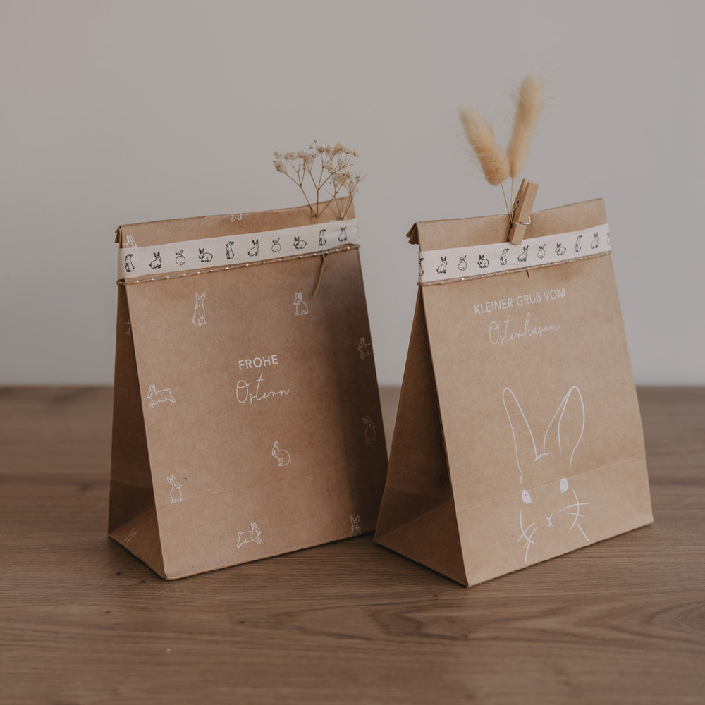 Zwei Oster Papiertüten aus Kraftpapier mit Hasenmotiv und Schriftzug „Frohe Ostern“