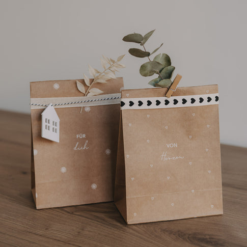 Oster Geschenktüten aus Papier mit Herzmuster und Schriftzug „Von Herzen“ und „Für dich“