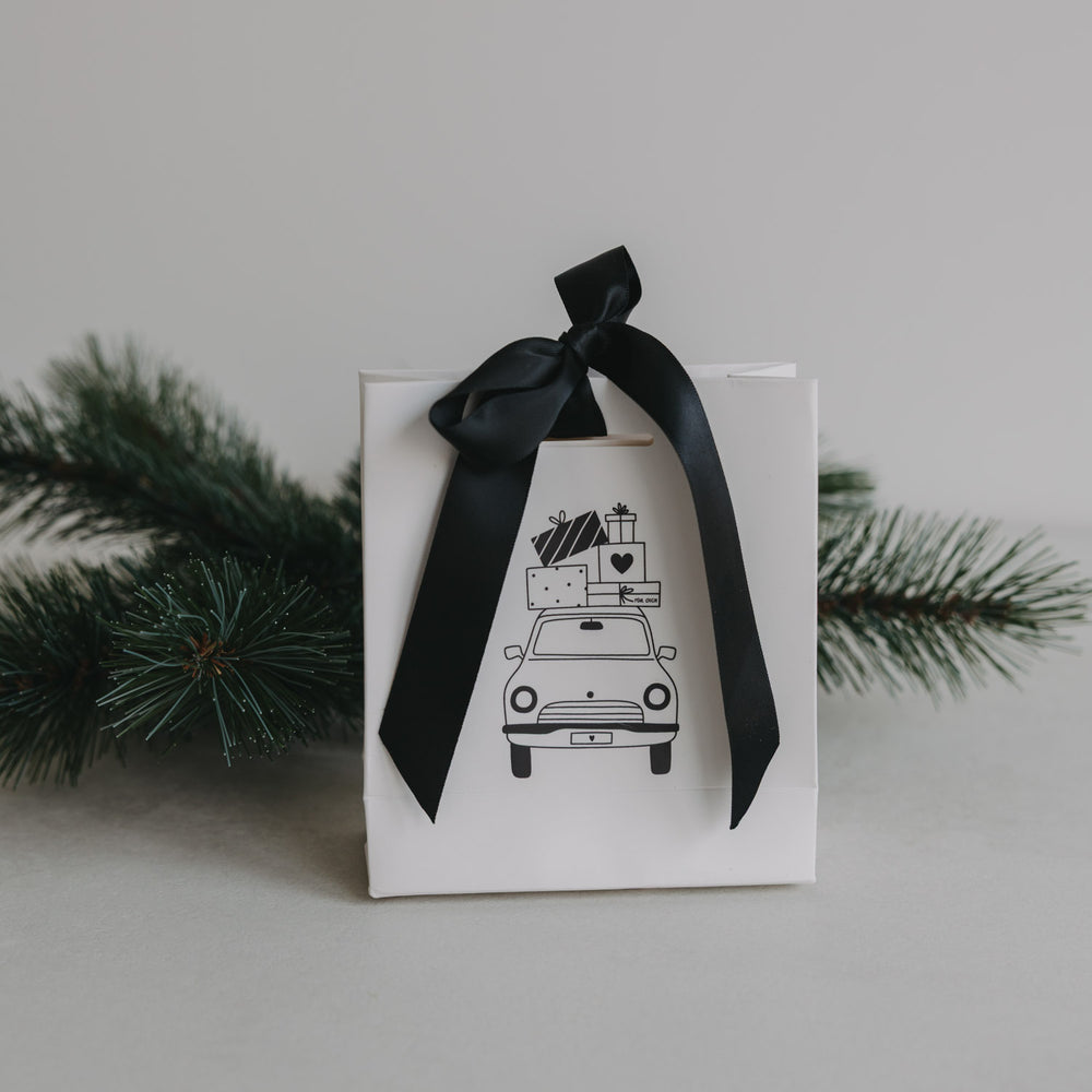 Kleine Geschenktüte mit Auto und Geschenken Motiv, schwarze Schleife