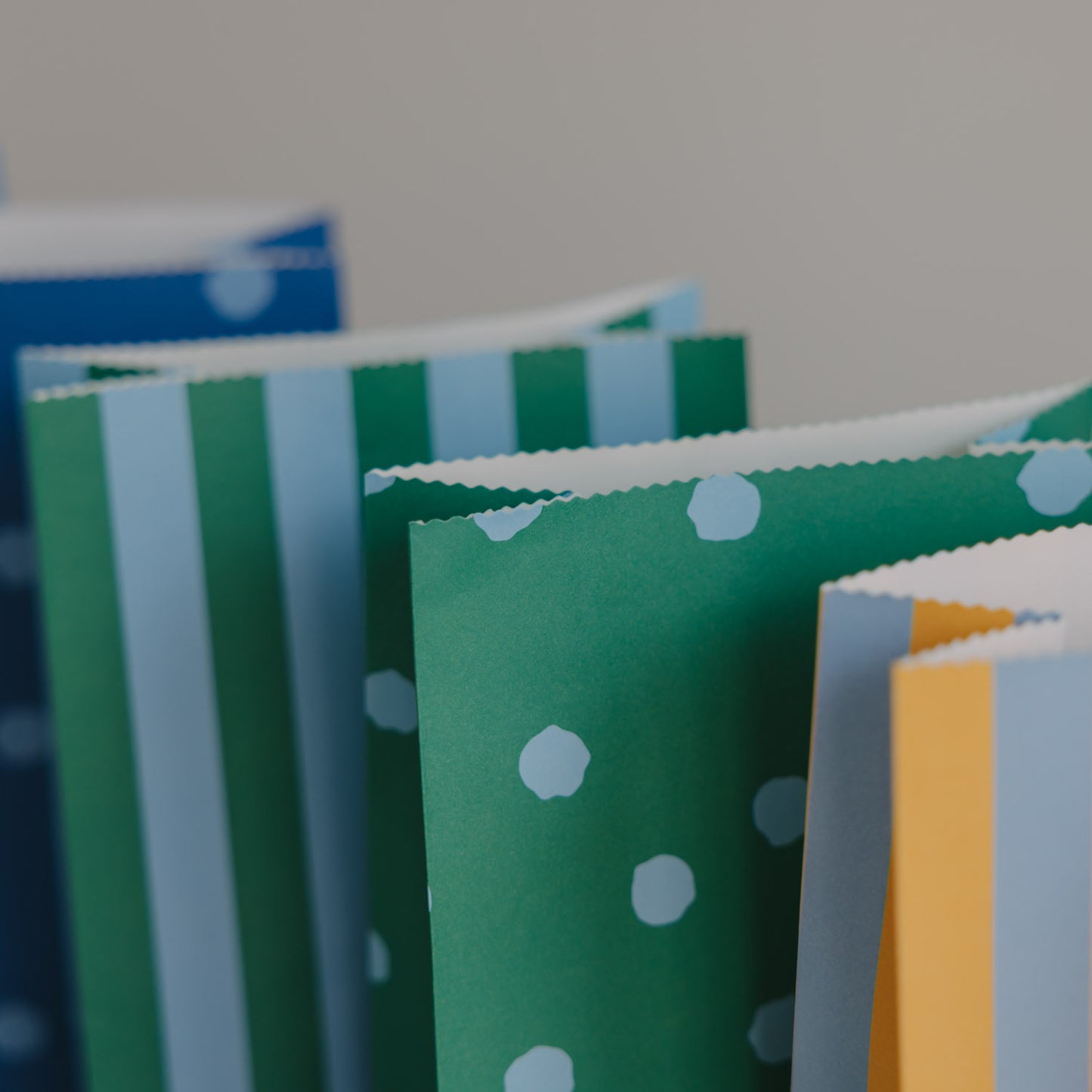 Detailansicht der Papiertüten mit gezacktem Rand und Punkten, hochwertiges Papier