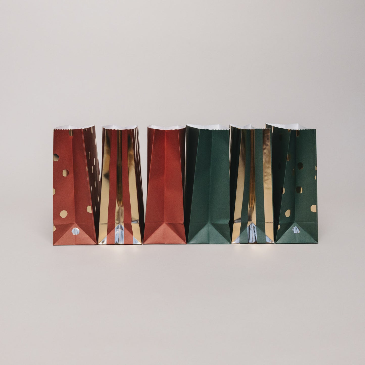 Papier-Geschenktüten Weihnachten in Grün und Rot, Seitenansicht mit goldenen Details