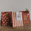 Papiergeschenktüten zu Weihnachten in Rostrot mit Punkten, Streifen und Illustration, dekorativ aufgestellt