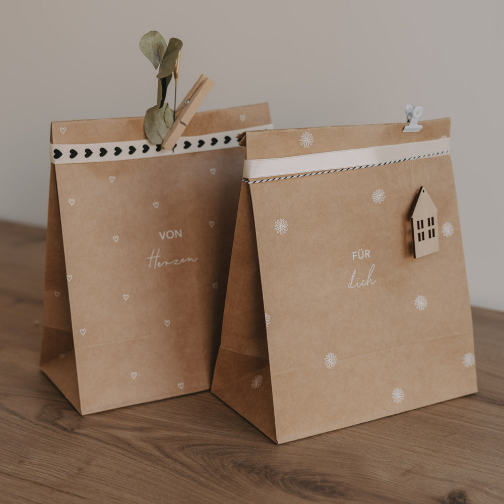 Naturbraune Papier-Geschenktüten mit Herzmustern und Blumenillustrationen, Osterdesign