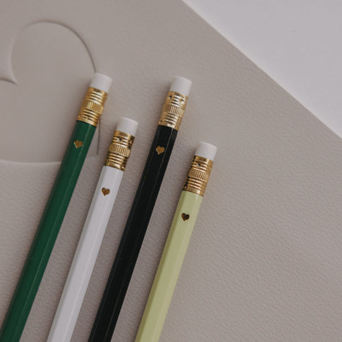 Bleistifte mit goldenen Details und Herzmotiv in Grün, Weiß, Schwarz und Hellgrün