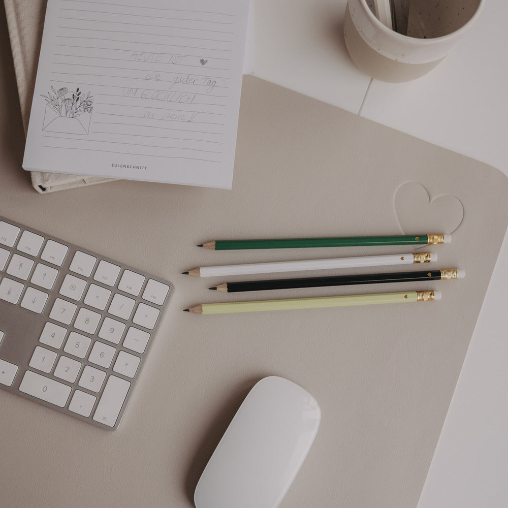 Bleistifte Set auf Schreibtisch neben Tastatur, Maus und Notizblock