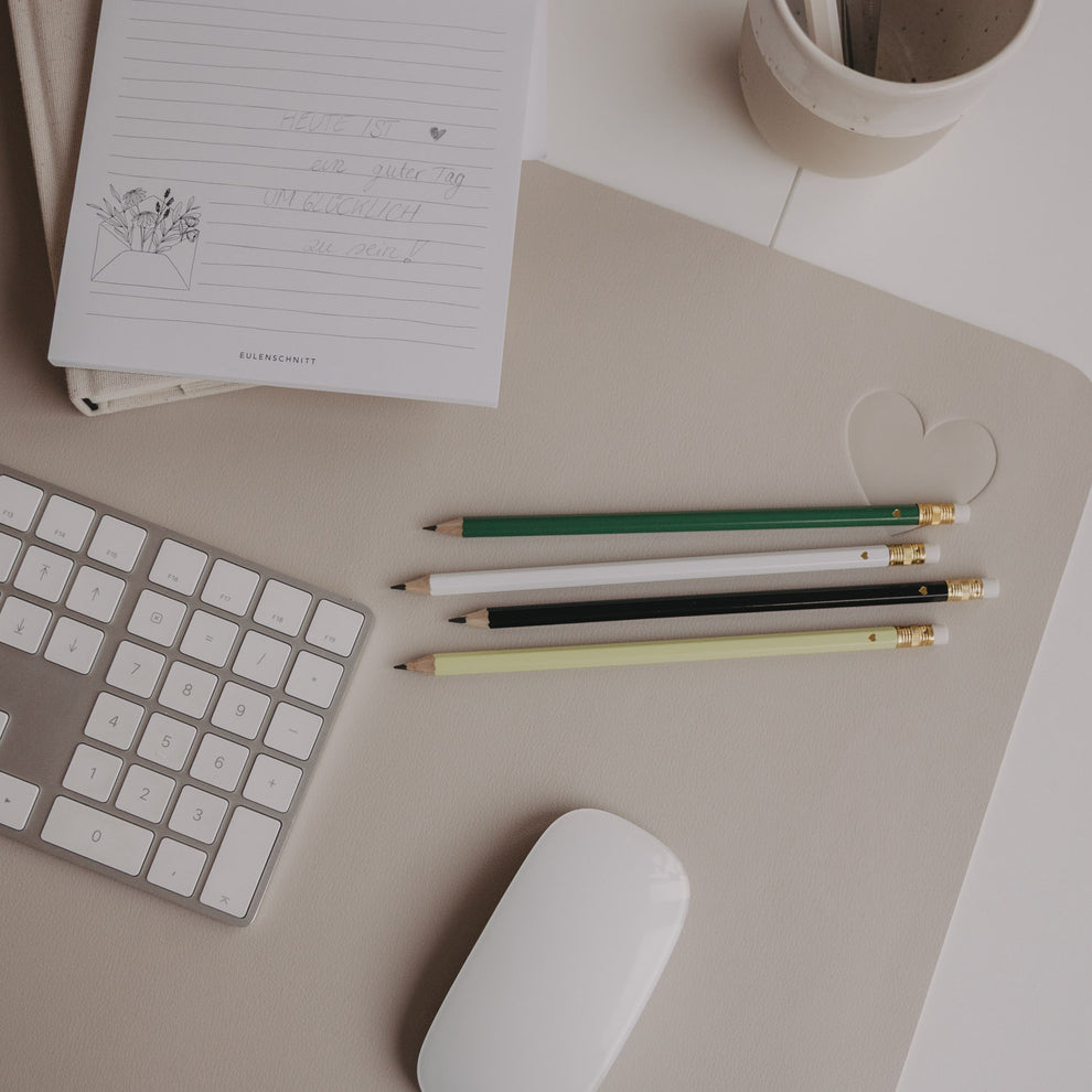 Bleistifte Set auf Schreibtisch neben Tastatur, Maus und Notizblock