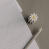Radiergummi Daisy neben Notizblock und Bleistift auf Schreibtisch