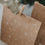 Braune Geschenktüte mit feinen weißen Weihnachtsmotiven, Eukalyptus und Holzklammer