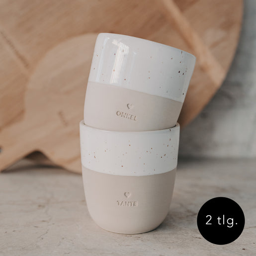 Zweiteiliges Becher-Set Tante & Onkel aus Keramik in Beige-Weiß mit Speckle-Optik, gestapelt präsentiert.