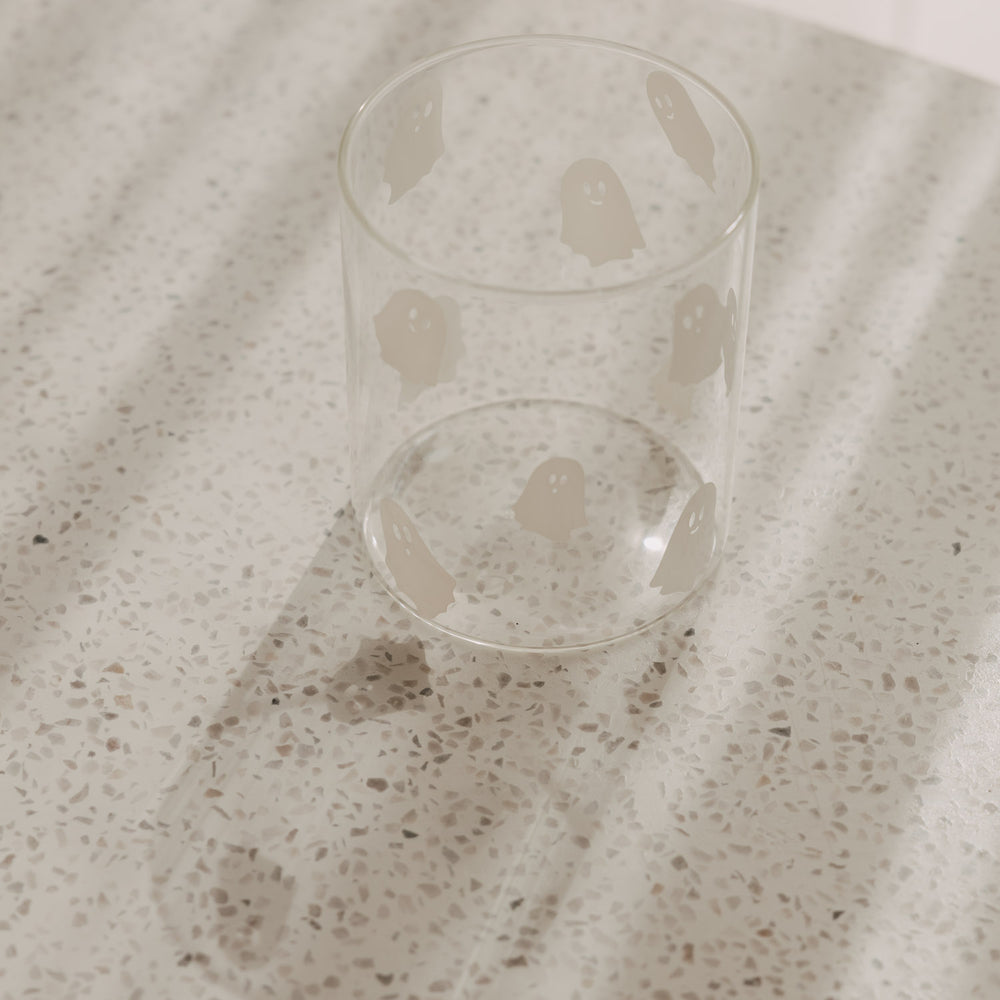 Transparentes Vorratsglas mit weißen Geistermotiven für herbstliche Halloween-Deko