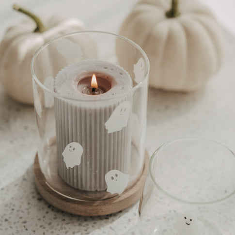 Vorratsglas mit weißen Geistern und brennender Kerze als stimmungsvolle Halloween-Deko