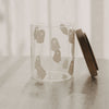 Transparentes Vorratsglas mit Geistermotiven und abgenommenem Holzdeckel