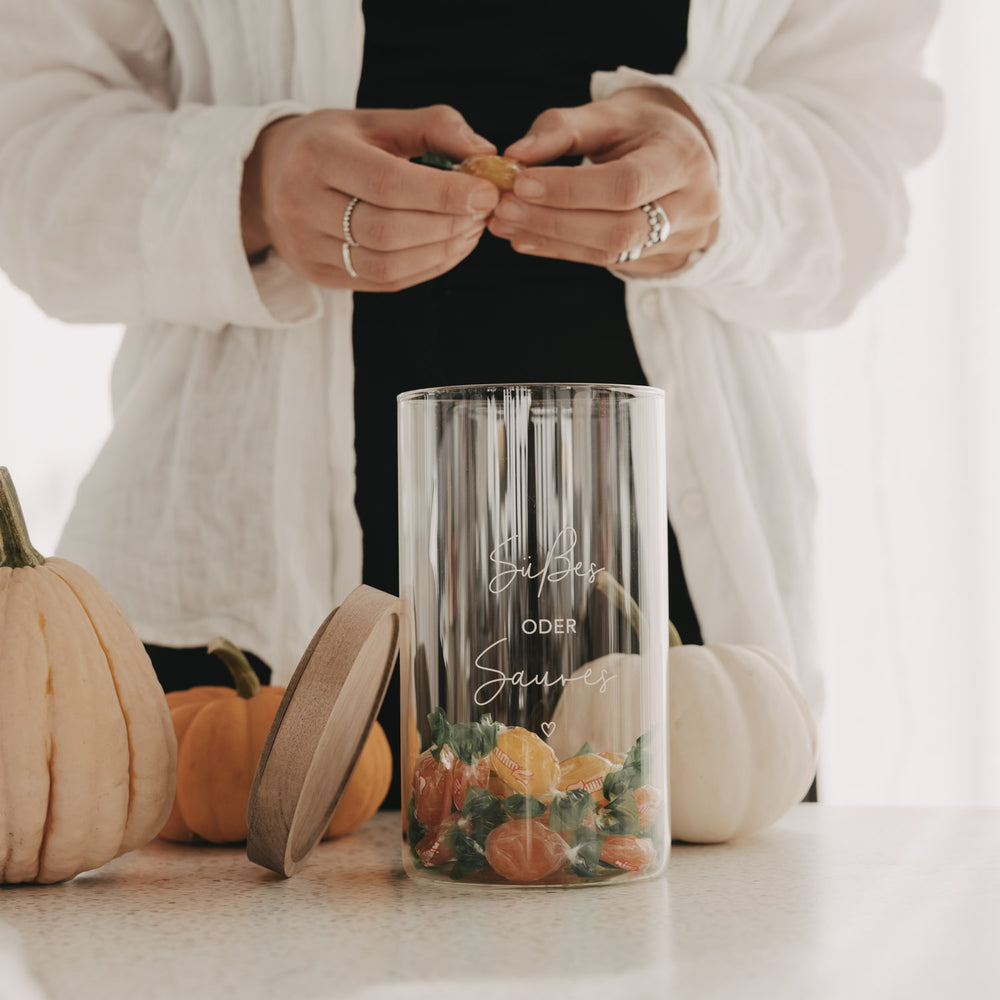 Vorratsglas „Süßes oder Saures“ mit Holzdeckel und Bonbons als herbstliche Halloween-Deko