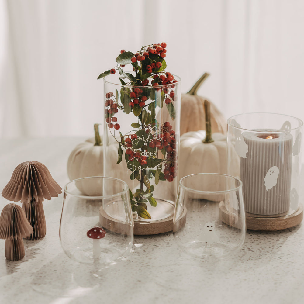 Vorratsglas „Süßes oder Saures“ mit roten Beeren, umgeben von herbstlicher Tischdekoration