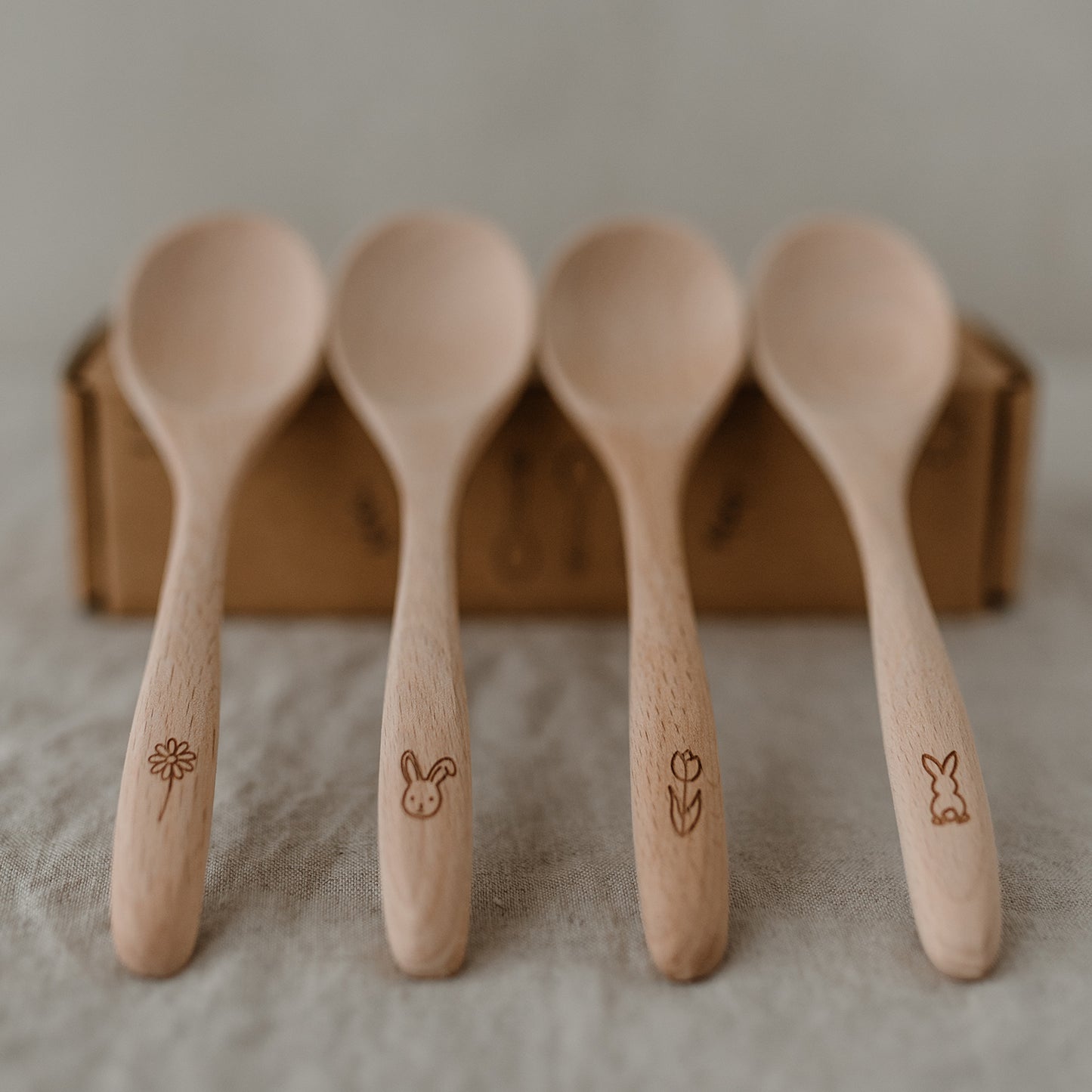 Set de 4 cuillères en bois de Pâques